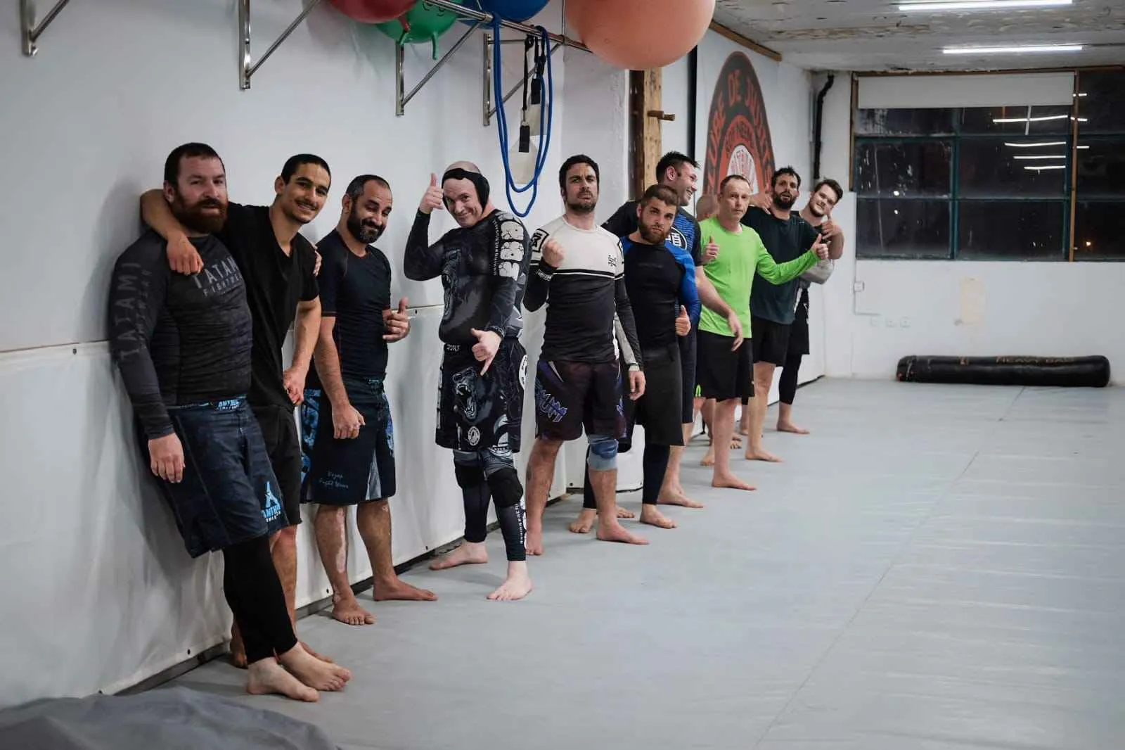 קבוצת מתאמנים אחרי אימון במכון פיטבול ישראל