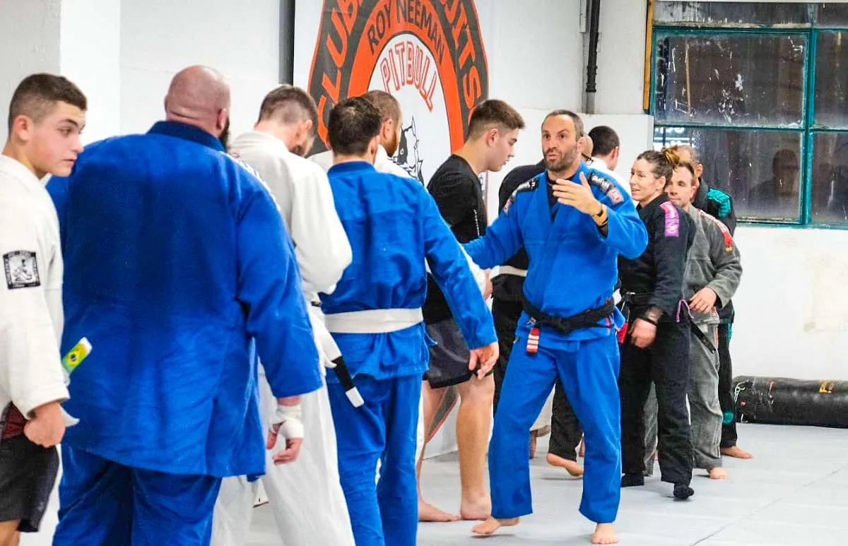 שיעורי בסיס - רועי נאמן מברך את תלמידיו